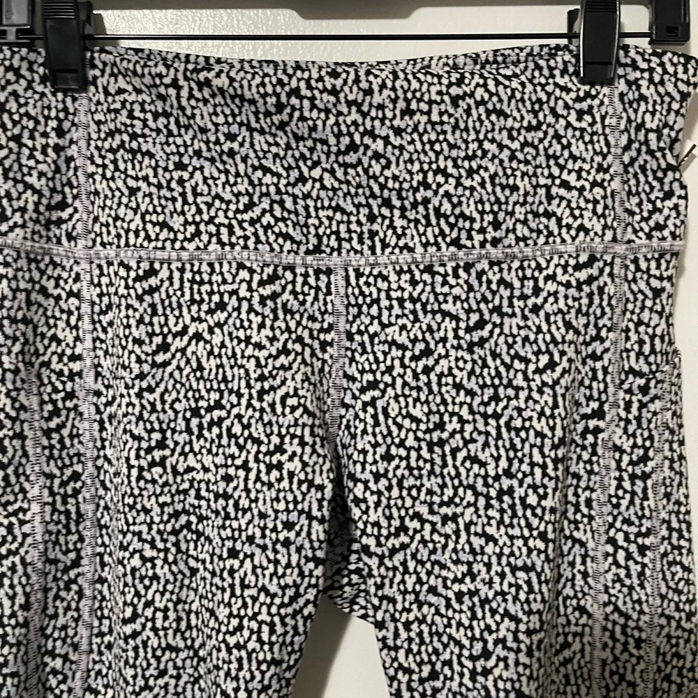 Athleta tight leggings leopards black white size Medium - Picture 2 of 2